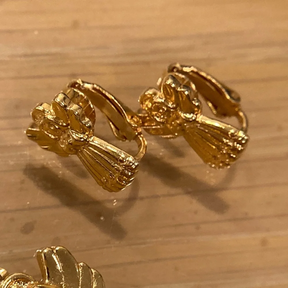 Vintage 90’s Avon Golden Heavenly Angel Pendant/Clip on Earrings. Blue Stone